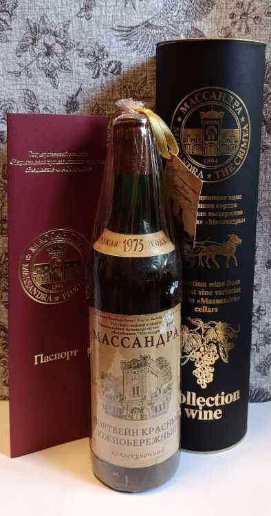 Вино «Портвейн красный Южнобережный» 1975 года, Массандра.